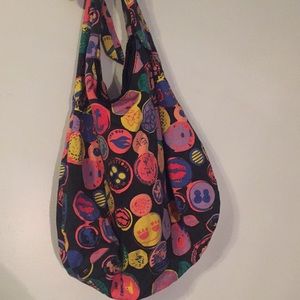 Handbag with zipper closure